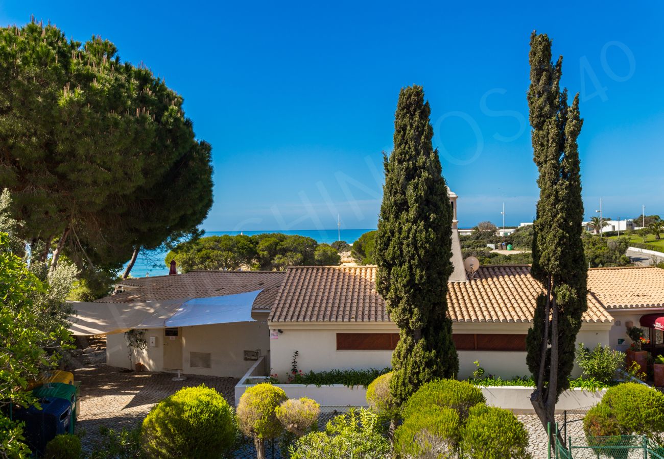 balcony with sea view alporchinhos algarve 1 bed apartment holiday rental