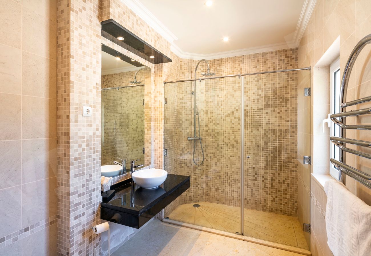 Casa de banho moderna com duche ao nível do chão e mosaico na Villa Eden em Carvoeiro