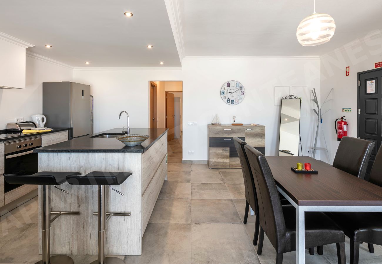 Cozinha e sala de jantar modernas em open space no Apartamento Centeanes