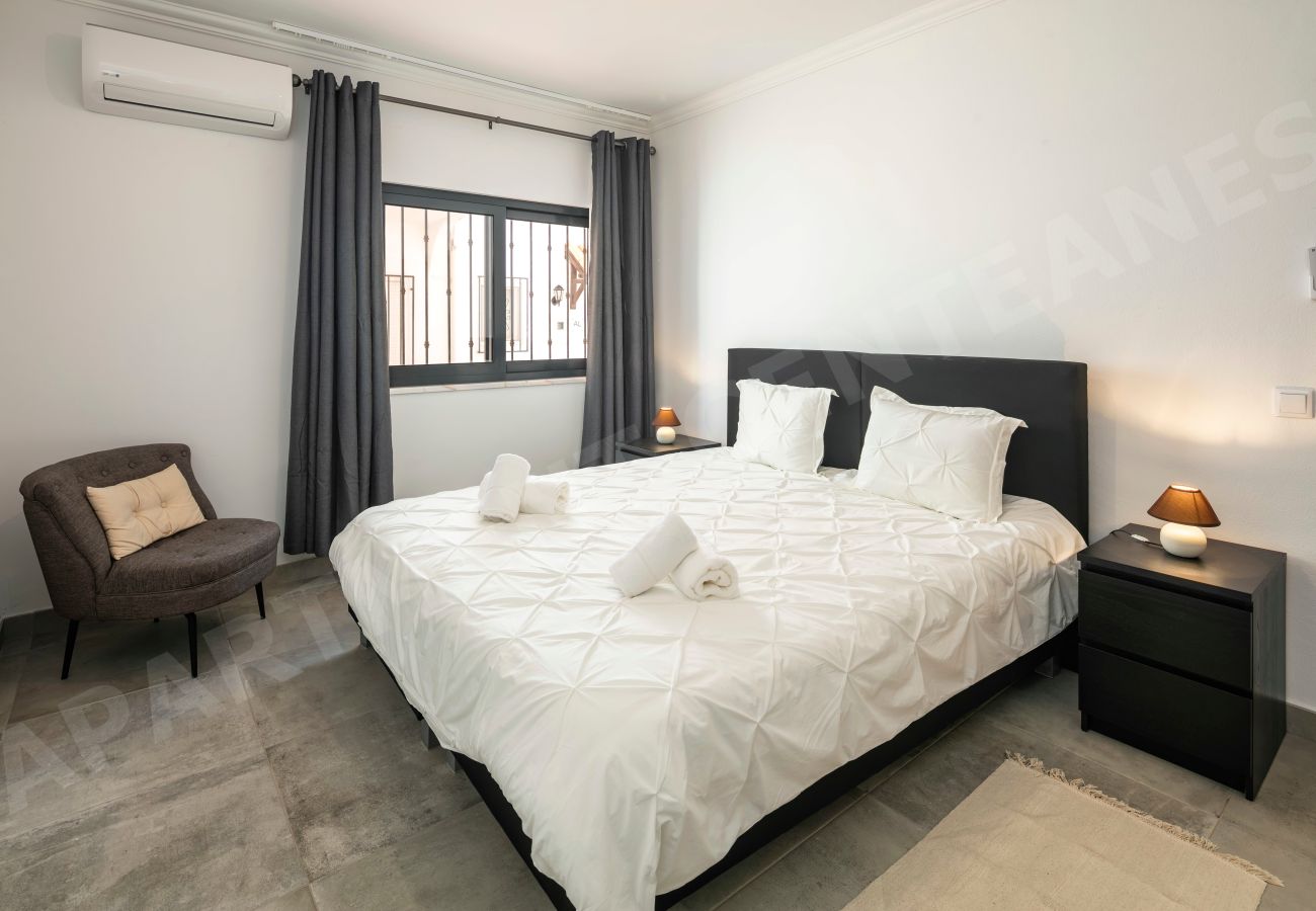 Quarto principal com cama de casal grande e janela no Apartamento Centeanes
