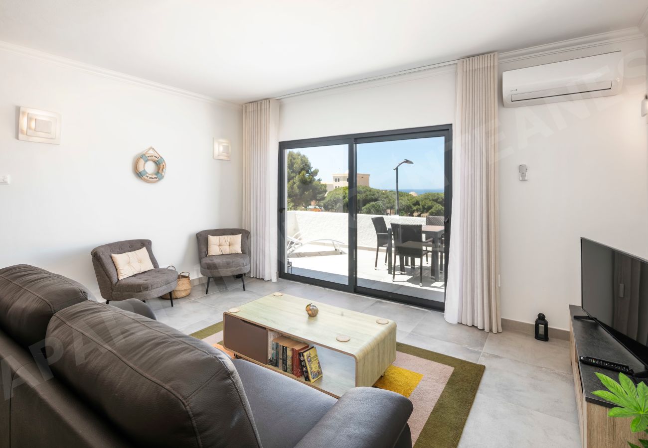 Sala com terraço e vista mar no Apartamento Centeanes