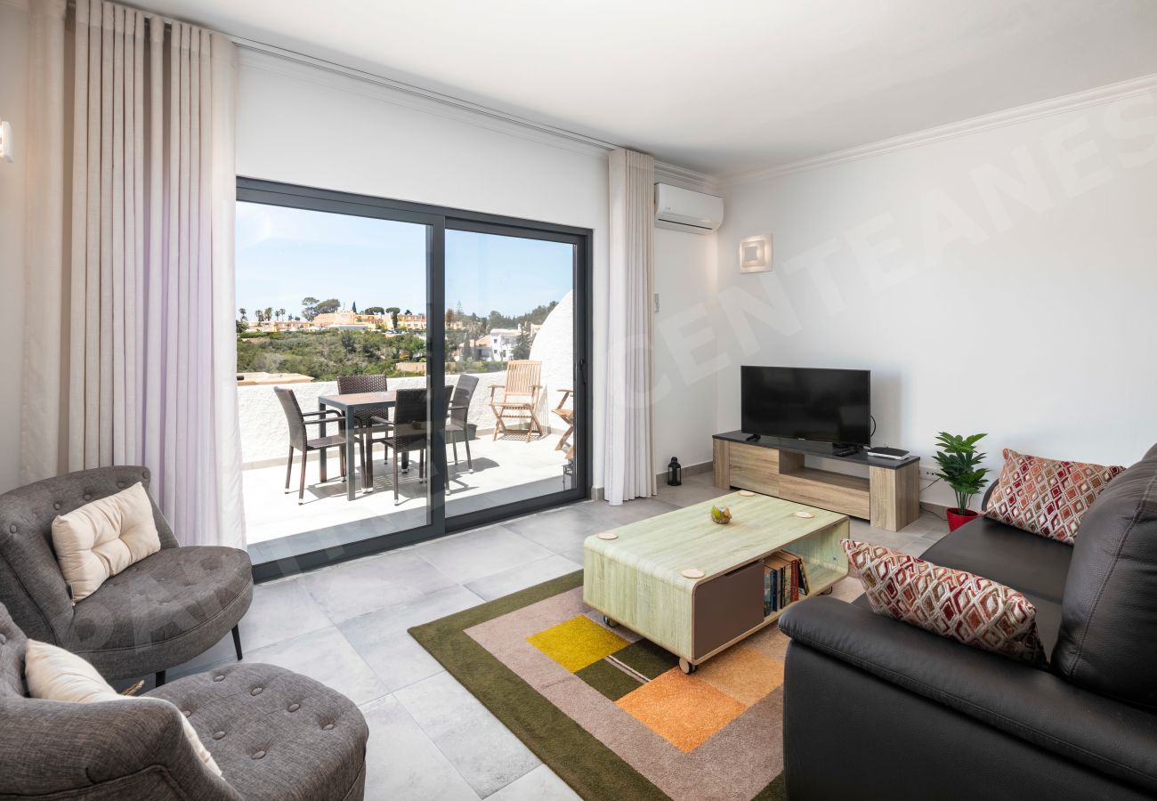 Sala com acesso ao terraço e vista para o campo no Apartamento Centeanes