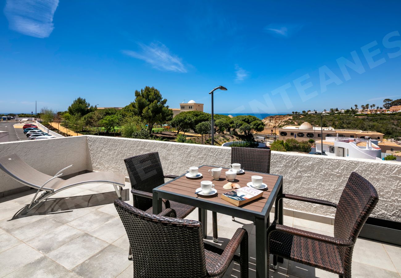 Terraço privado com vista para o mar e conjunto de café no Apartamento Centeanes