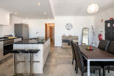 Cozinha e sala de jantar modernas em open space no Apartamento Centeanes