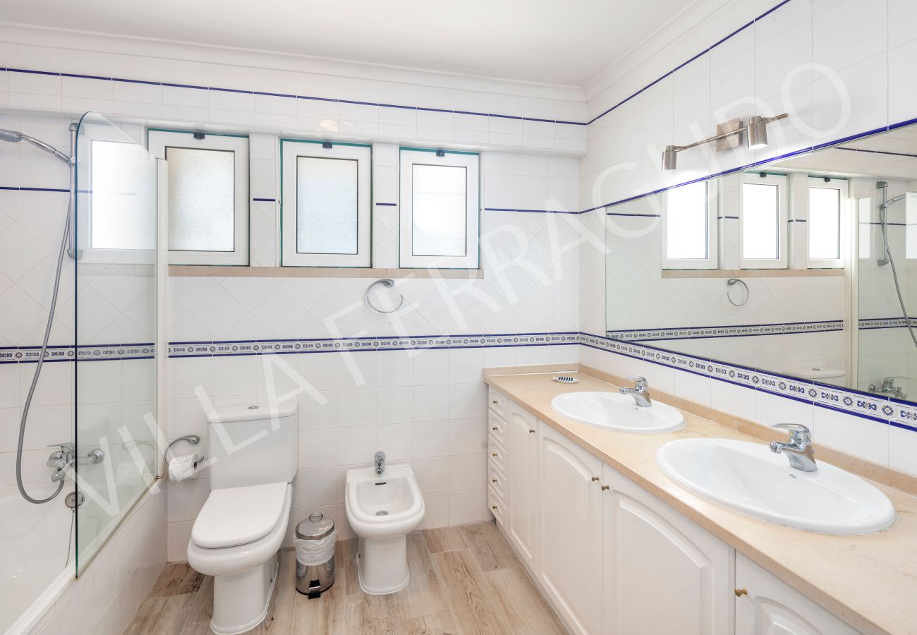Casa de banho suíte com lavatórios duplos em alojamento Ferragudo.