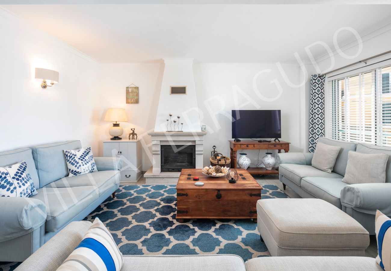 Sala com lareira na Villa Ferragudo.