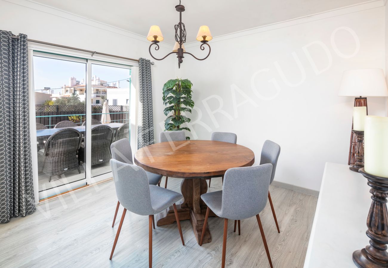 Sala de jantar com terraço em Villa Ferragudo, alojamento de férias.
