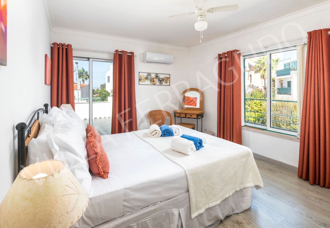 Quarto duplo com terraço em Villa Ferragudo, alojamento de férias.