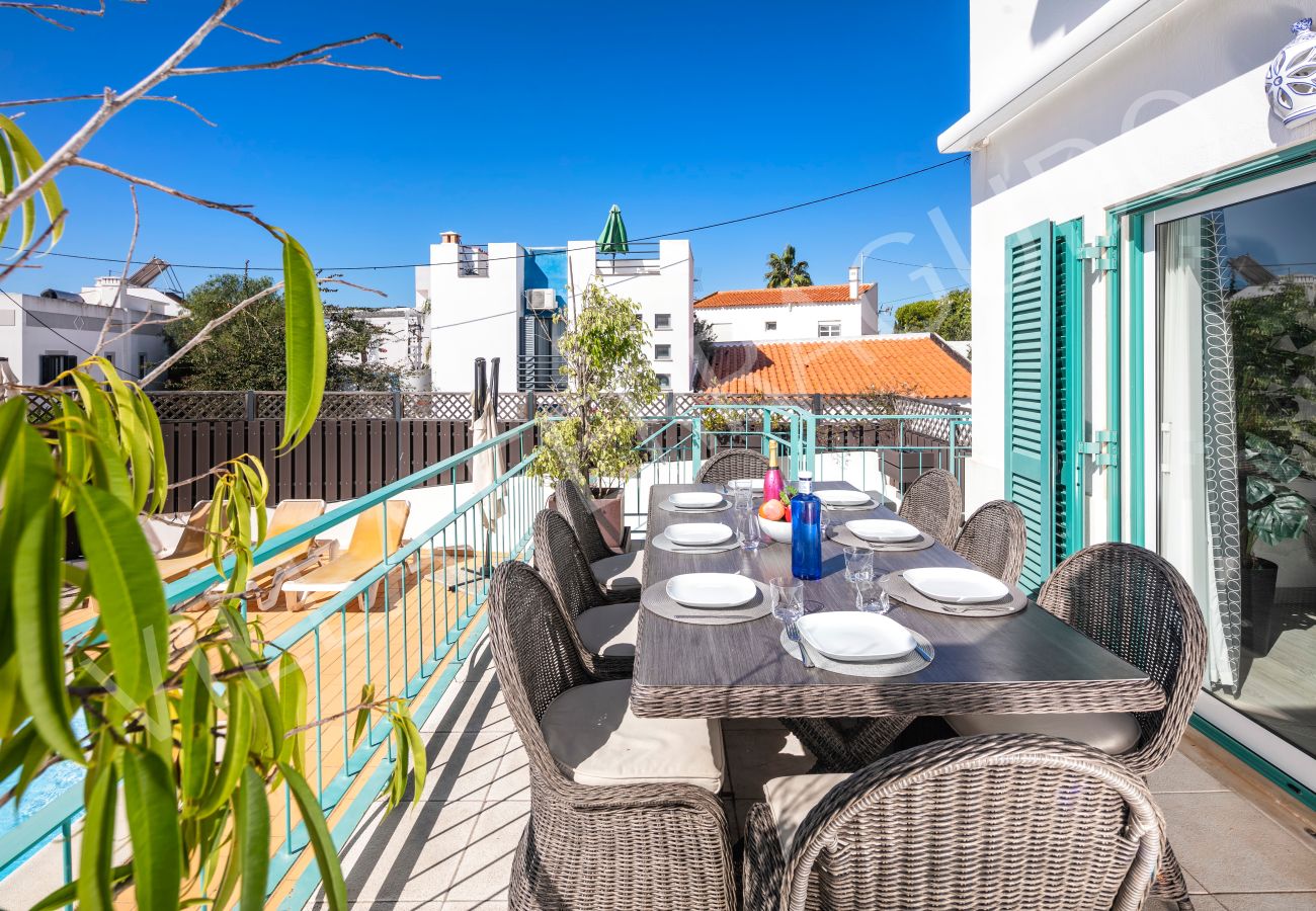 Terraço da Villa Ferragudo com mesa de jantar e cadeiras.
