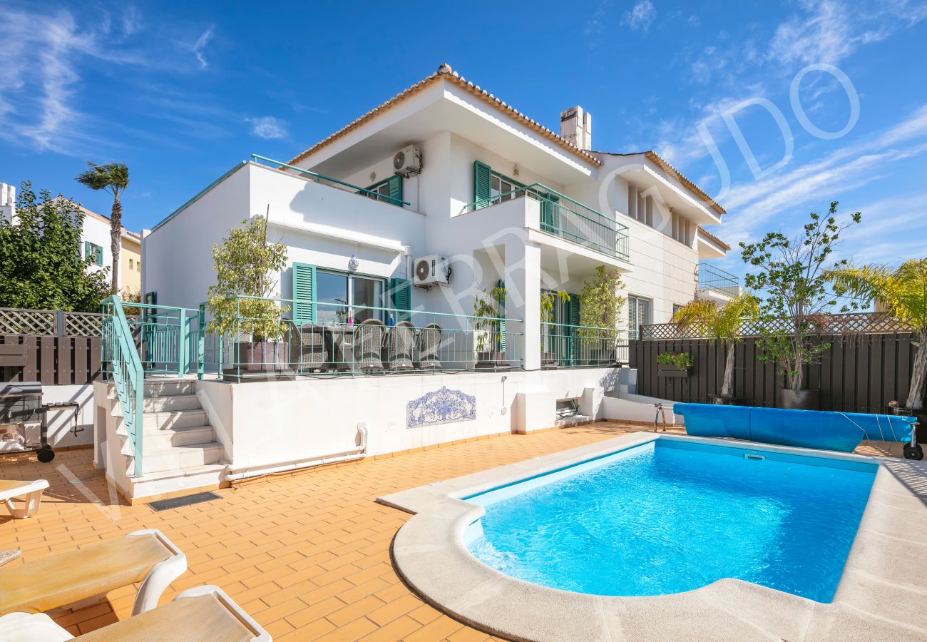 Piscina com acesso ao terraço na Villa Ferragudo.