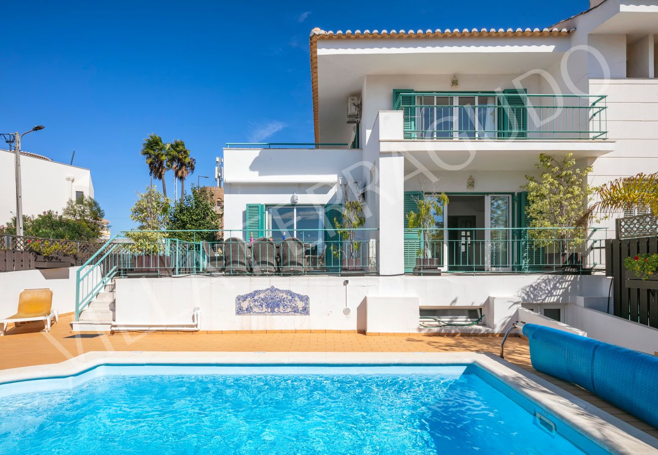 Área da piscina na Villa Ferragudo.