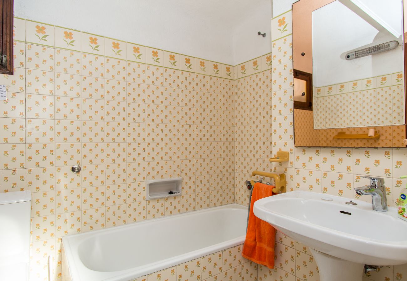 crista da colina en-suite bathroom with bath and wash basin