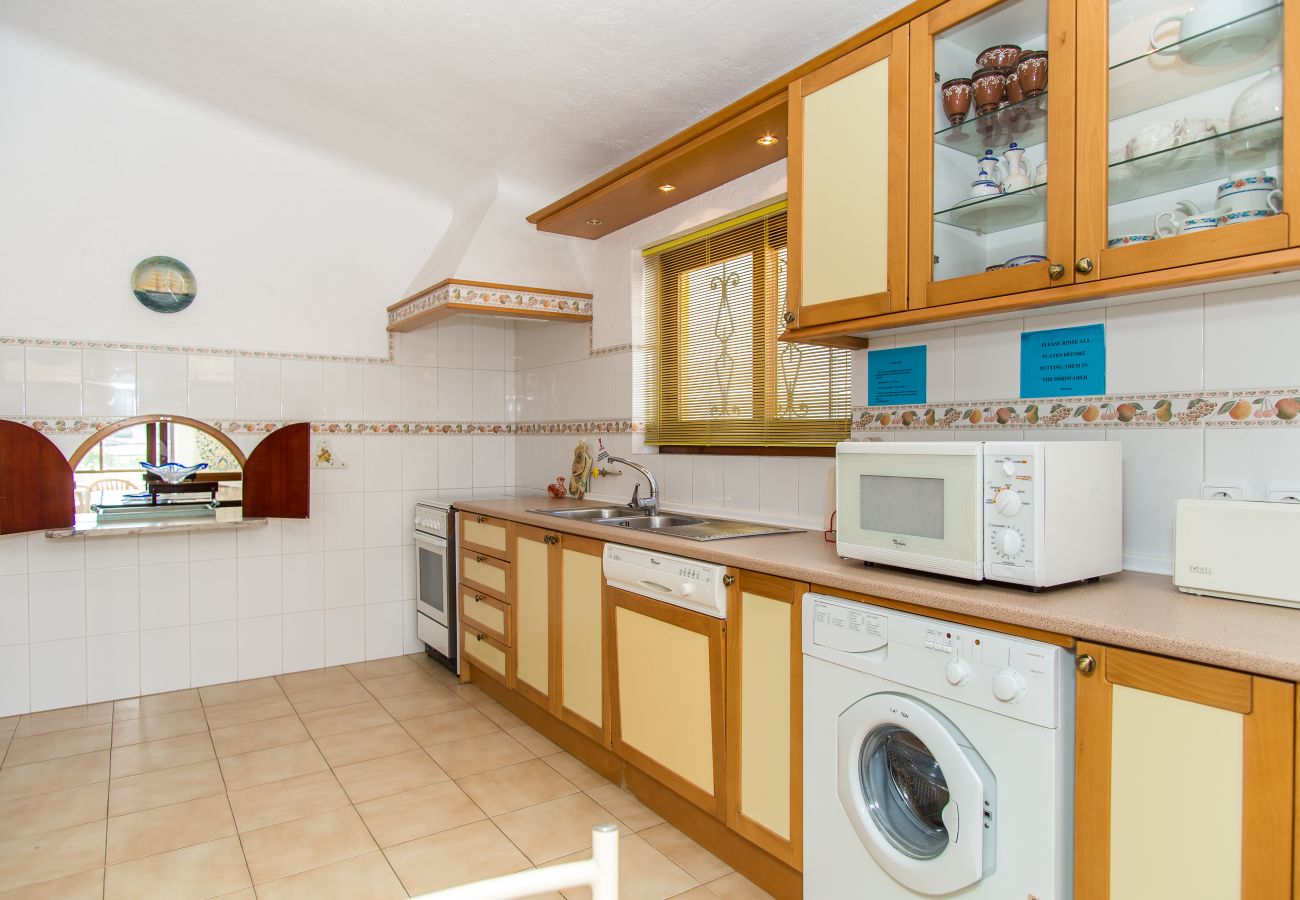 crista da colina kitchen with hatch, washing machine and microwave