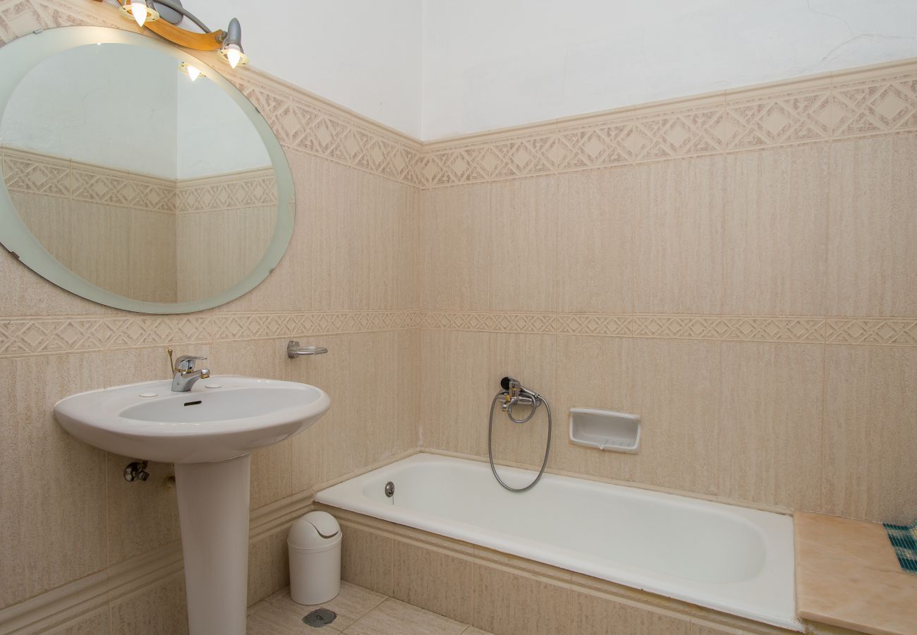 crista da colina en-suite bathroom with large mirror, wash basin and bath