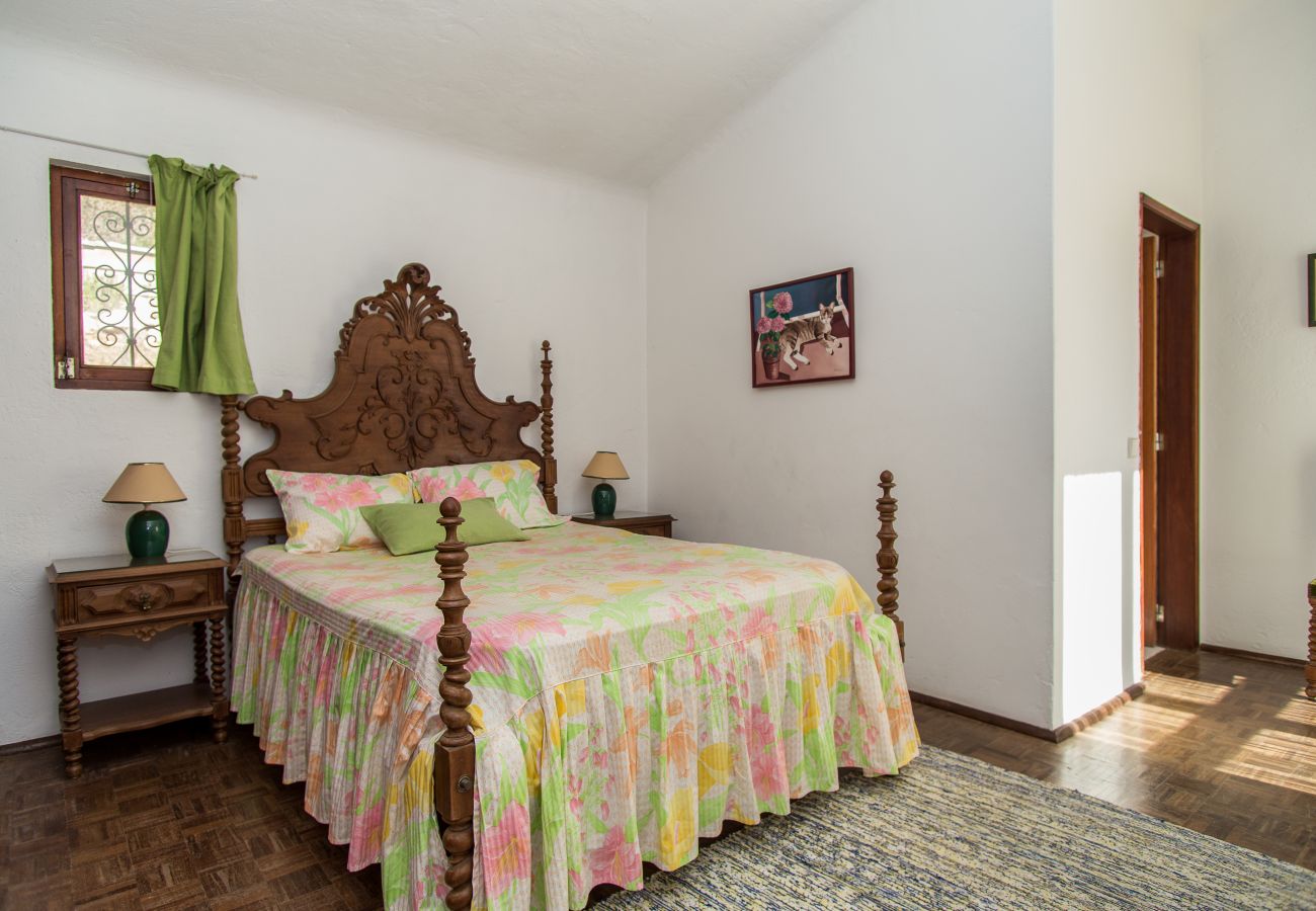 algarveholidaylets.com crista colina, traditional double bed with bedside tables and lamps