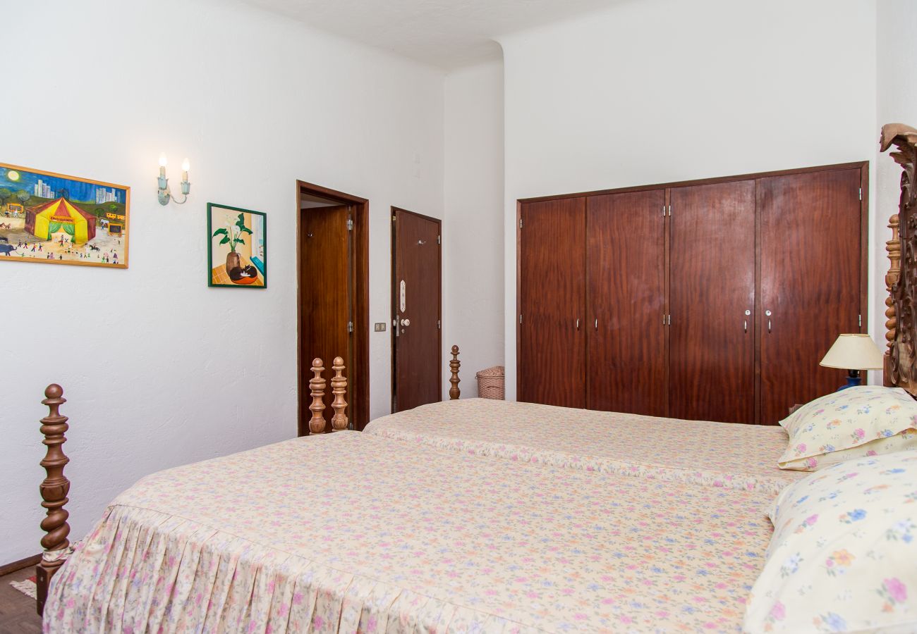 crista da colina entrance, traditional twin beds and fitted wardrobes