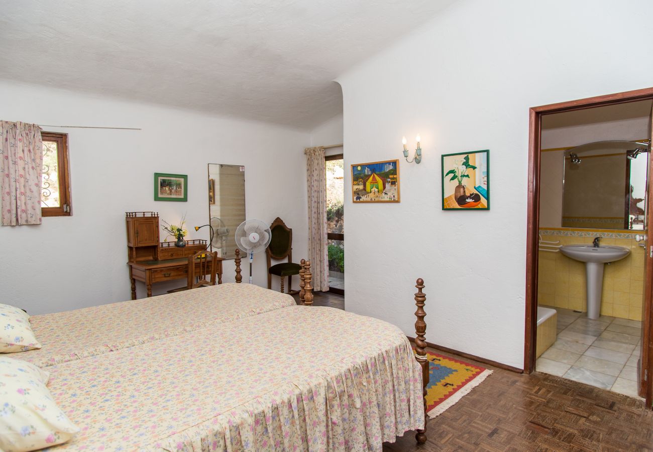 crista da colina twin bedroom, dressing table with en-suite bathroom and outside door