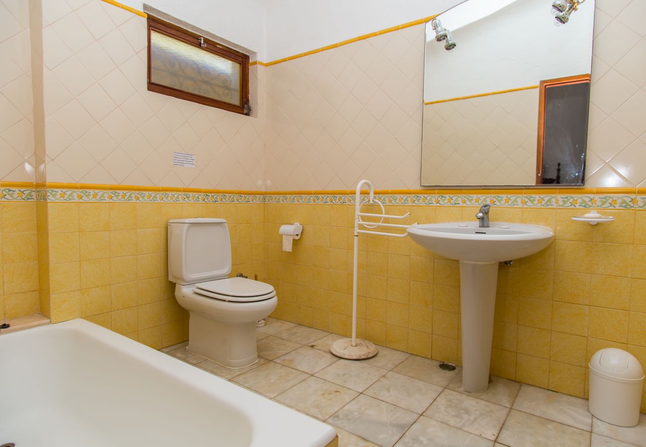 crista da colina bath, wc, large mirror and washbasin