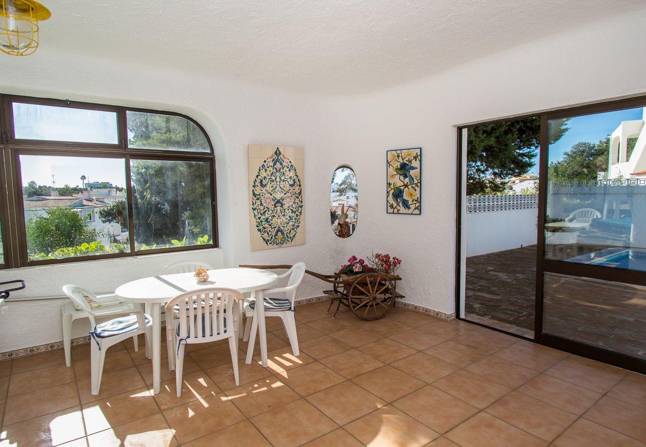algarveholidaylets.com crista colina, conservatory with table and chairs