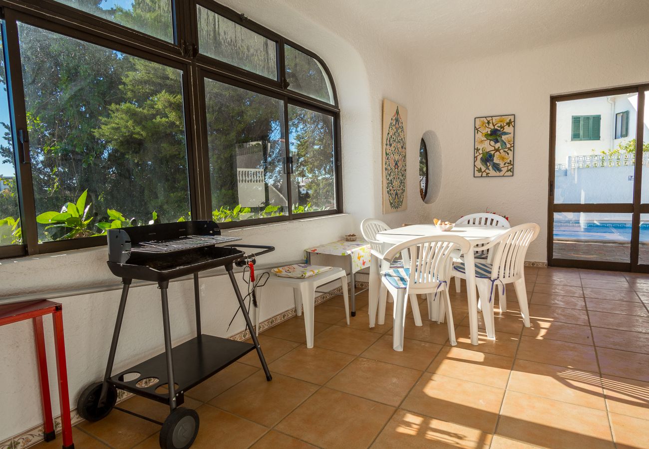 Crista da colina conservatory with barbecue, table and chairs