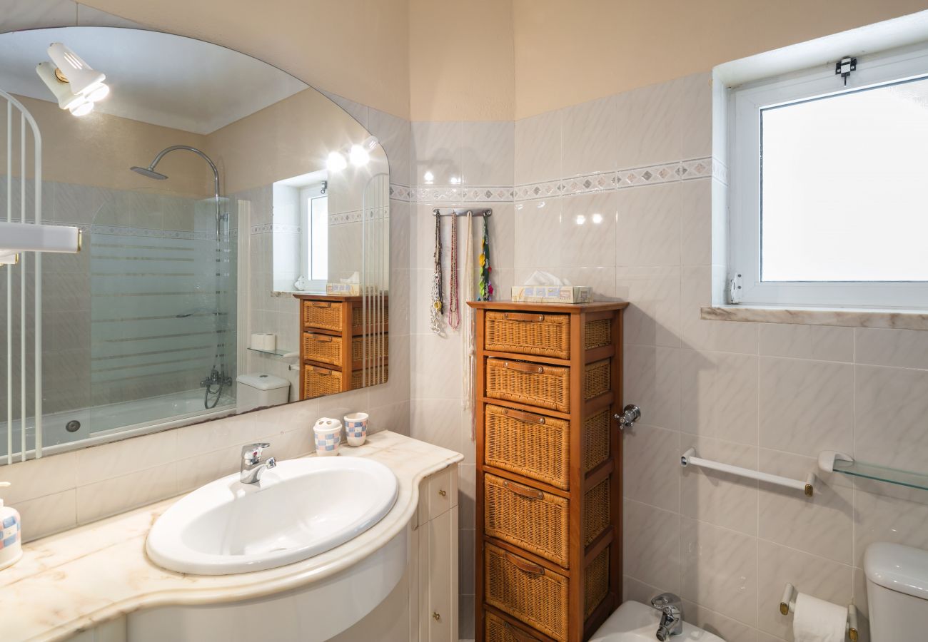 en-suite bathroom with bath/shower combo