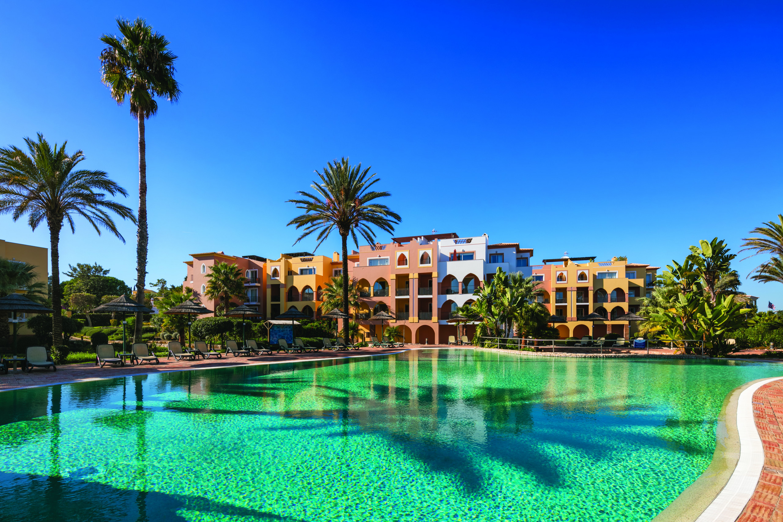 Jardim da Meia Praia | professionally cleaned | 3-bedroom townhouse | on resort with swimming pools, restaurant/bar | close to the beach