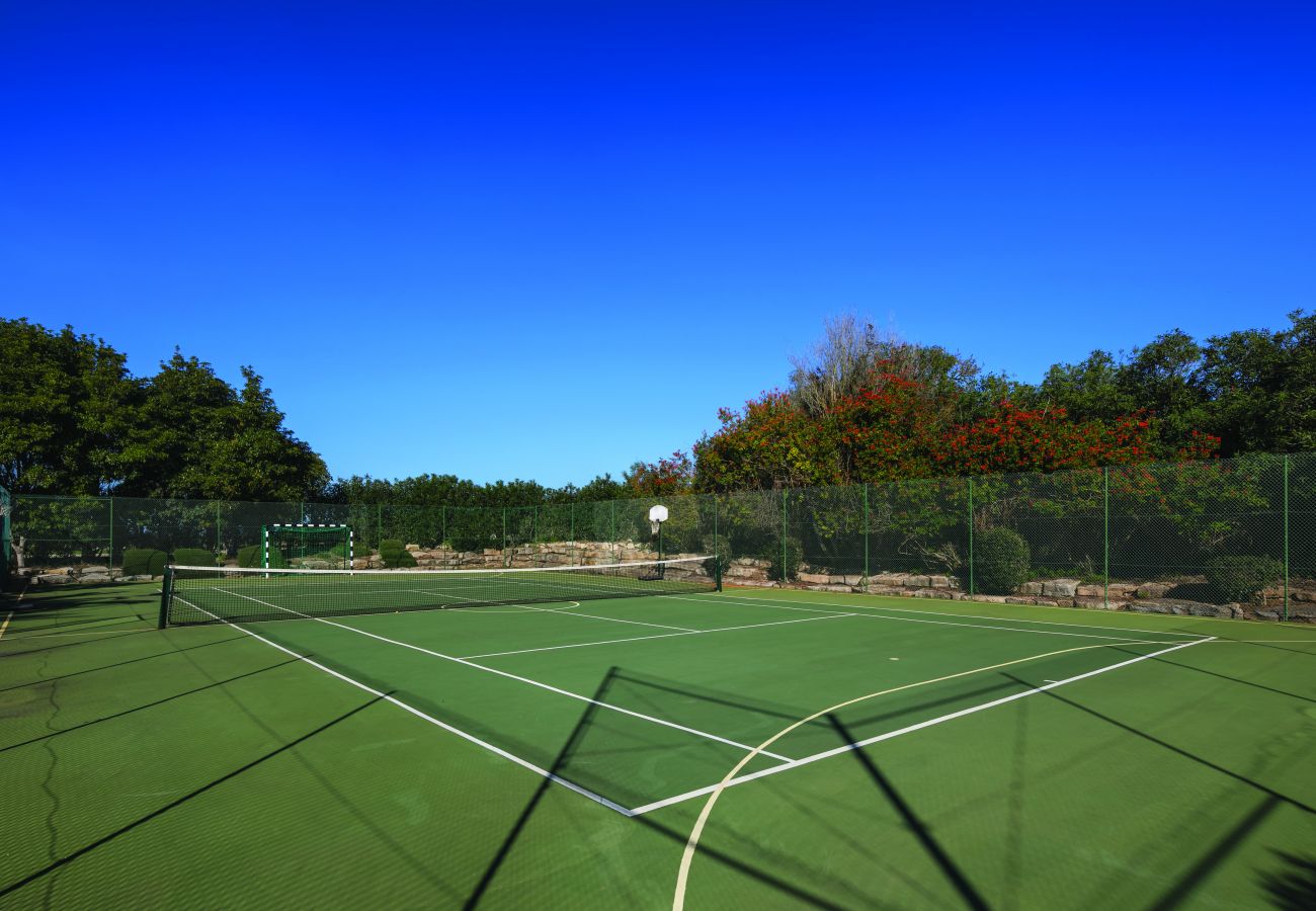 jardim da meia praia facilites include tennis courts