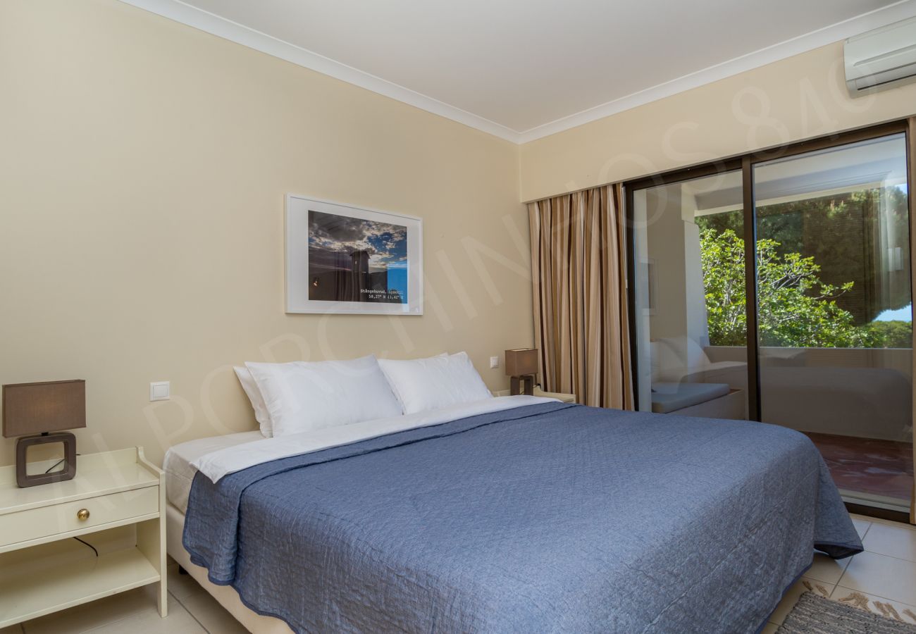 alporchinhos_840 Cozy bedroom with blue bedspread and balcony view