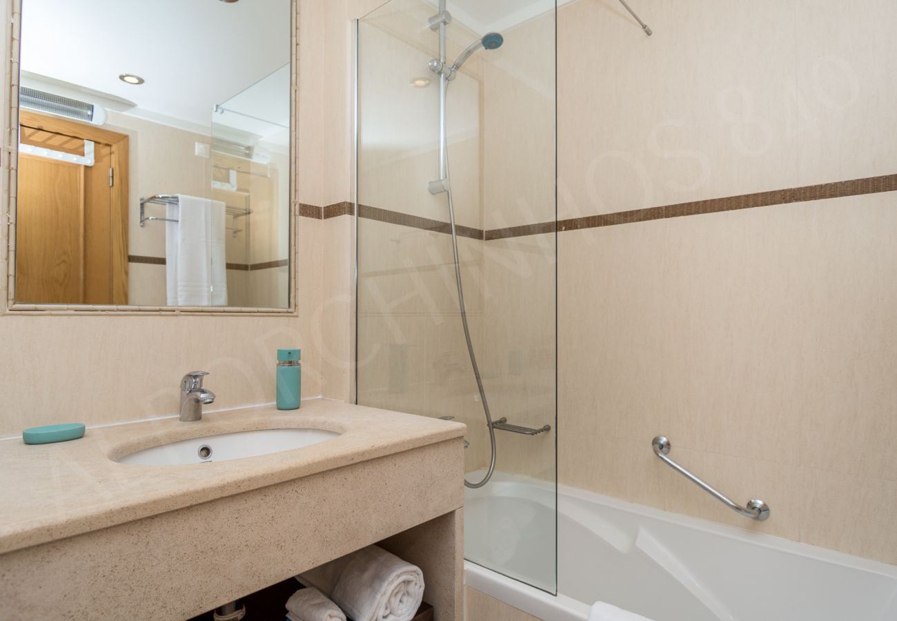 Alporchinhos 840 Modern bathroom with bathtub and marble countertop