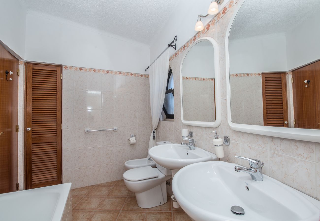 en-suite double basin, bidet, wc and bath