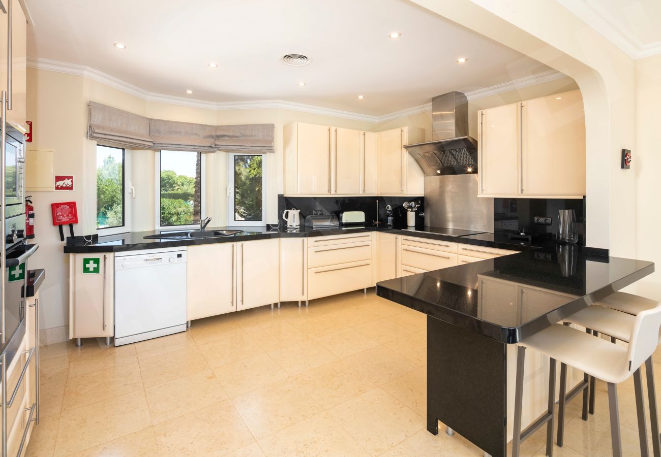 Spacious modern kitchen with breakfast bar at Villa Eden in Carvoeiro