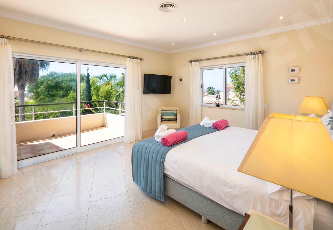 Double bedroom with balcony and garden view at Villa Eden in Carvoeiro
