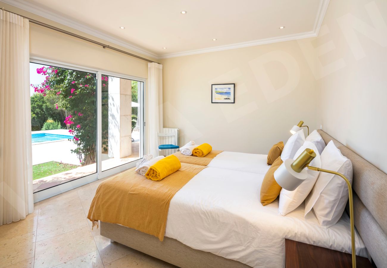Twin bedroom with direct access to pool terrace at Villa Eden in Carvoeiro