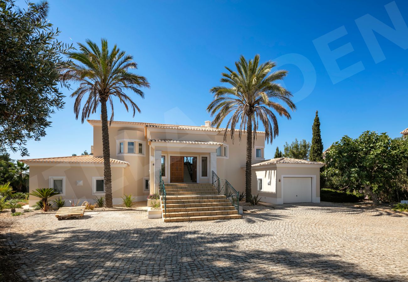 Front exterior of Villa Eden with palm trees and private driveway in Carvoeiro