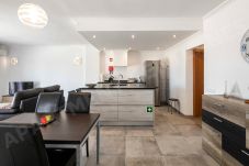 Modern kitchen with breakfast bar and appliances in Apartment Centeanes