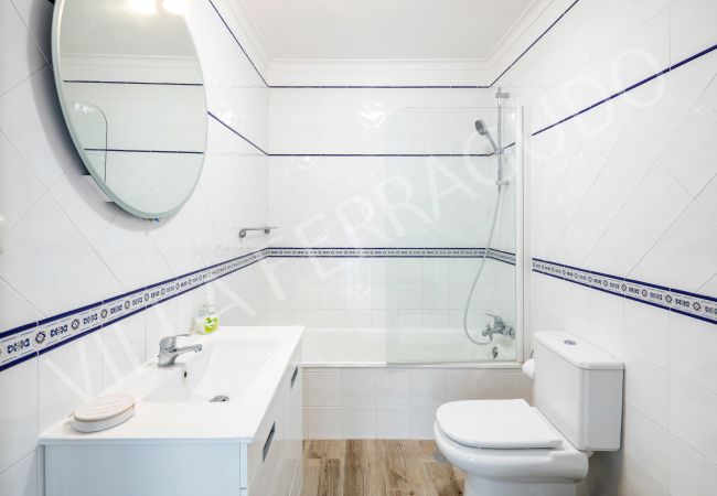 Family bathroom with bathtub in Ferragudo holiday rental. Holiday rental family bathroom with bathtub in Villa Ferragudo.