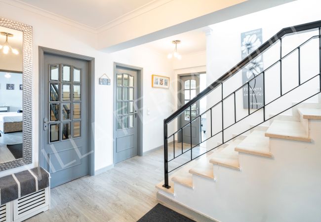 Elegant hallway and stairs in Ferragudo holiday rental. Stylish hall and stairs in Villa Ferragudo.