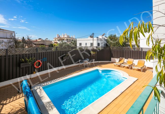 Swimming pool with loungers in Ferragudo holiday rental. Villa Ferragudo private pool with sun loungers.