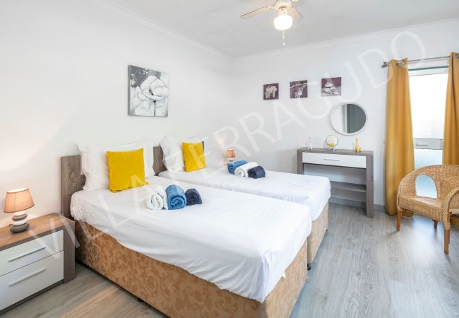 Twin bedroom with terrace in Ferragudo holiday rental. Villa Ferragudo twin bedroom with terrace access.