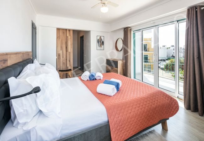 Master bedroom with terrace in Ferragudo holiday rental. Villa Ferragudo master bedroom with terrace view.